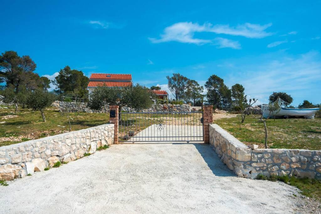Isolated Paradise Adio Mare מילנה מראה חיצוני תמונה